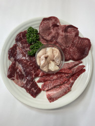 A4・A5ランク黒毛和牛カルビ入りの４種ひとり焼肉お肉箱（ホルモン付）